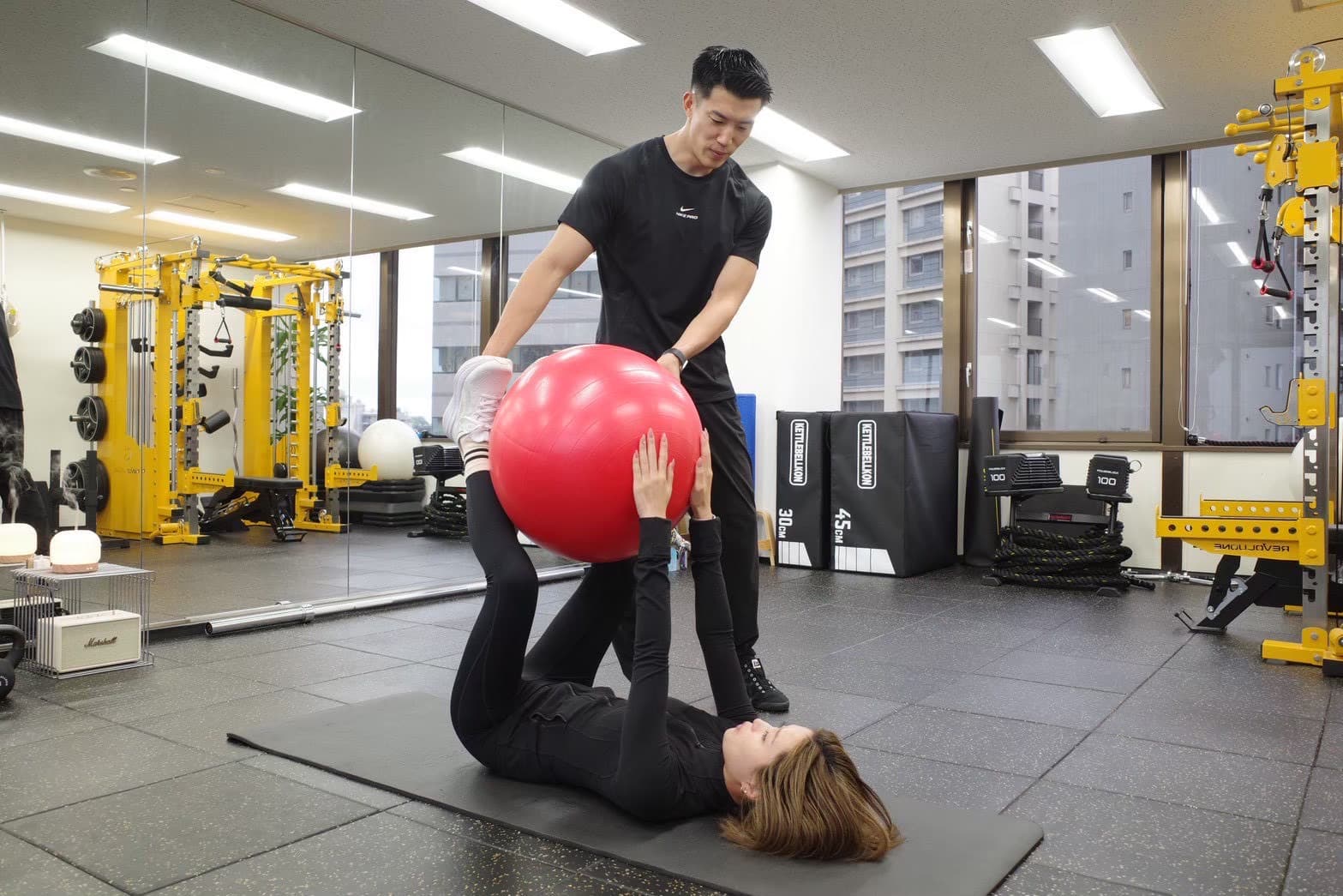 パーソナルトレーニングの様子(バランスボール)
